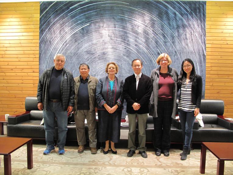 Dr. Sharad Sapra (first from left), Principal Adviser and Director of the UNICEF Innovation Center in Nairobi, Gillian Mellsop (third from left), UNICEF Representative for China, and Professor Xu Yingqing (third from right), Chair of the Department of Information Art & Design, Academy of Art & Design at Tsinghua University, pose for a group photo in Beijing on October 22, 2014.