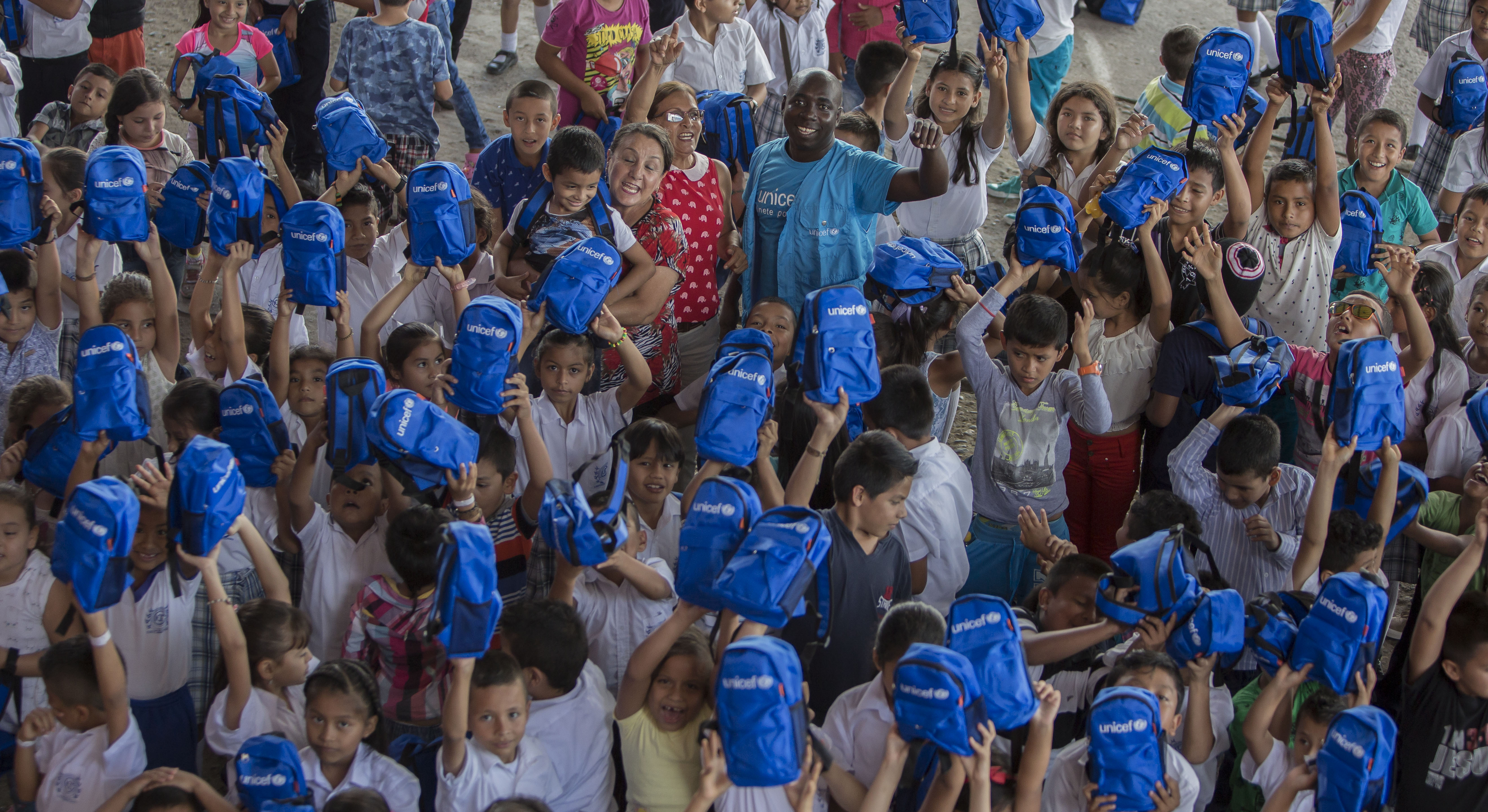 Children receive UNICEF backpacks in Colombia 