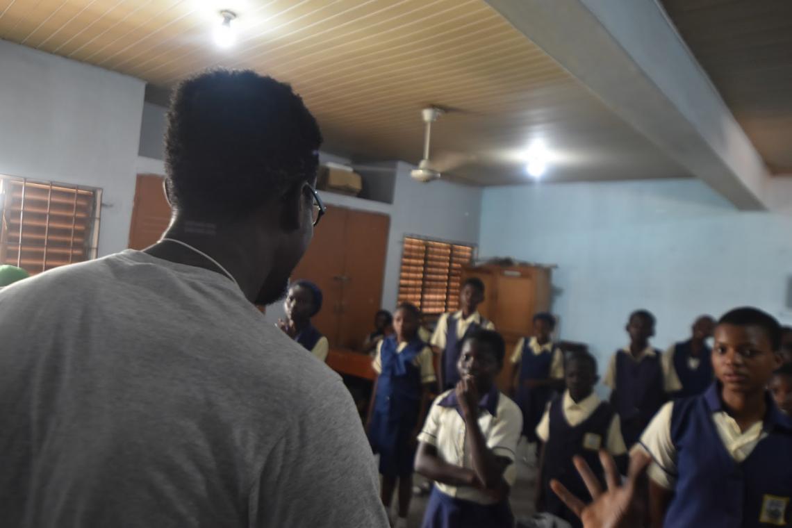 Education Research Associate, Muhammed Isu, runs a VR orientation session for students at Jibowu High School.
