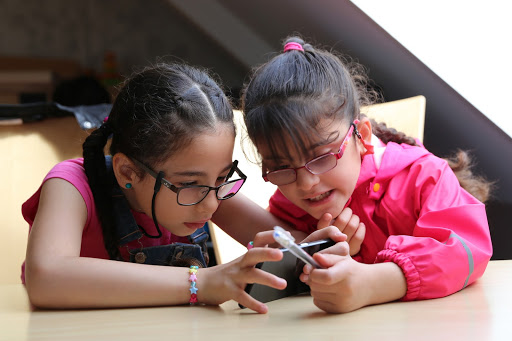 Sham Edris (6) (to the left) and Noor Amra (7) testing games during the EduApp4Syria competition in August 2016
