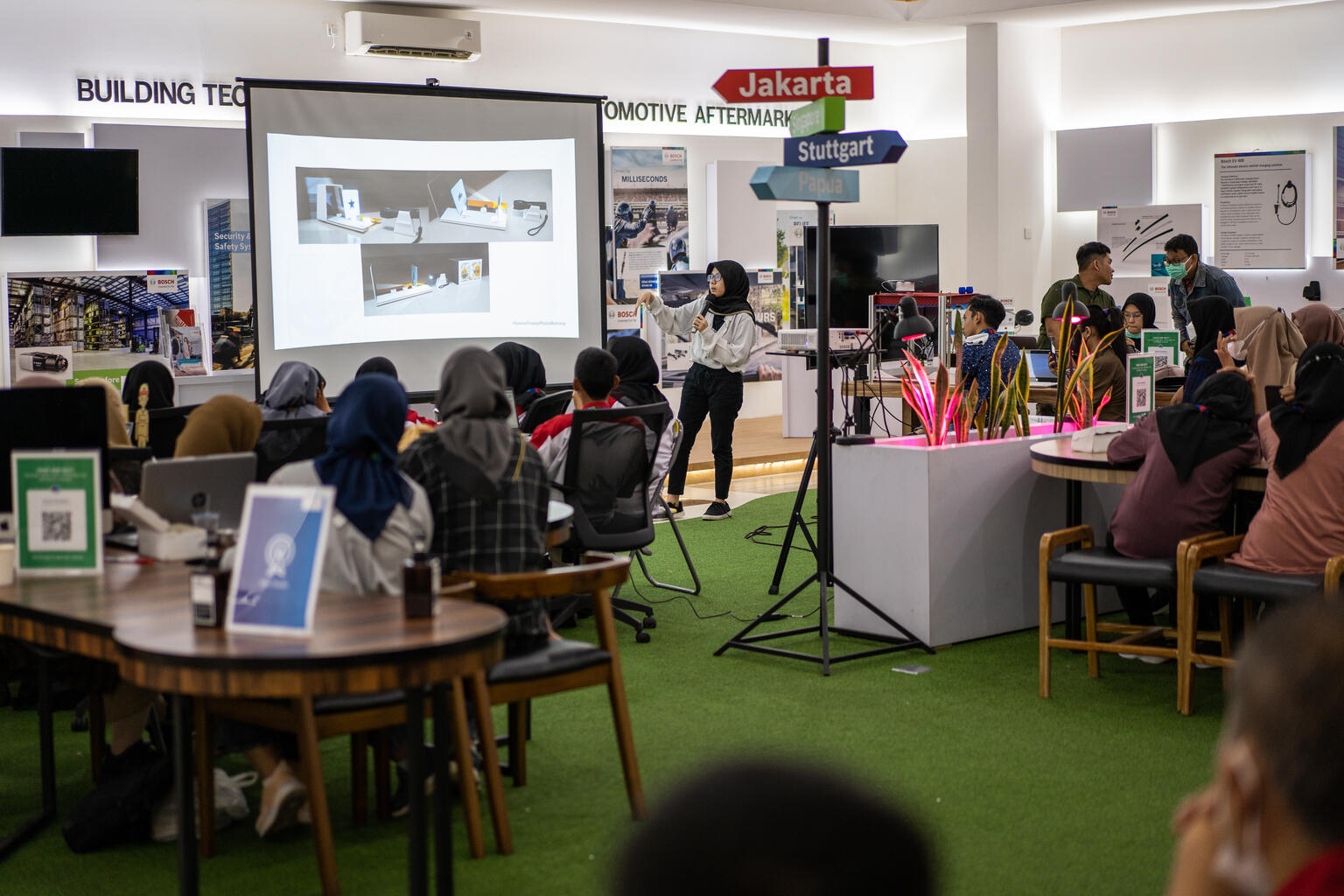 Students participate in an intensive bootcamp as part of the Digital Innovation Challenge 2022: Generasi Terampil programme held in Surabaya, East Java, Indonesia, on 24 September 2022. @UNICEF?UN0716533/Fauzan Ijazah