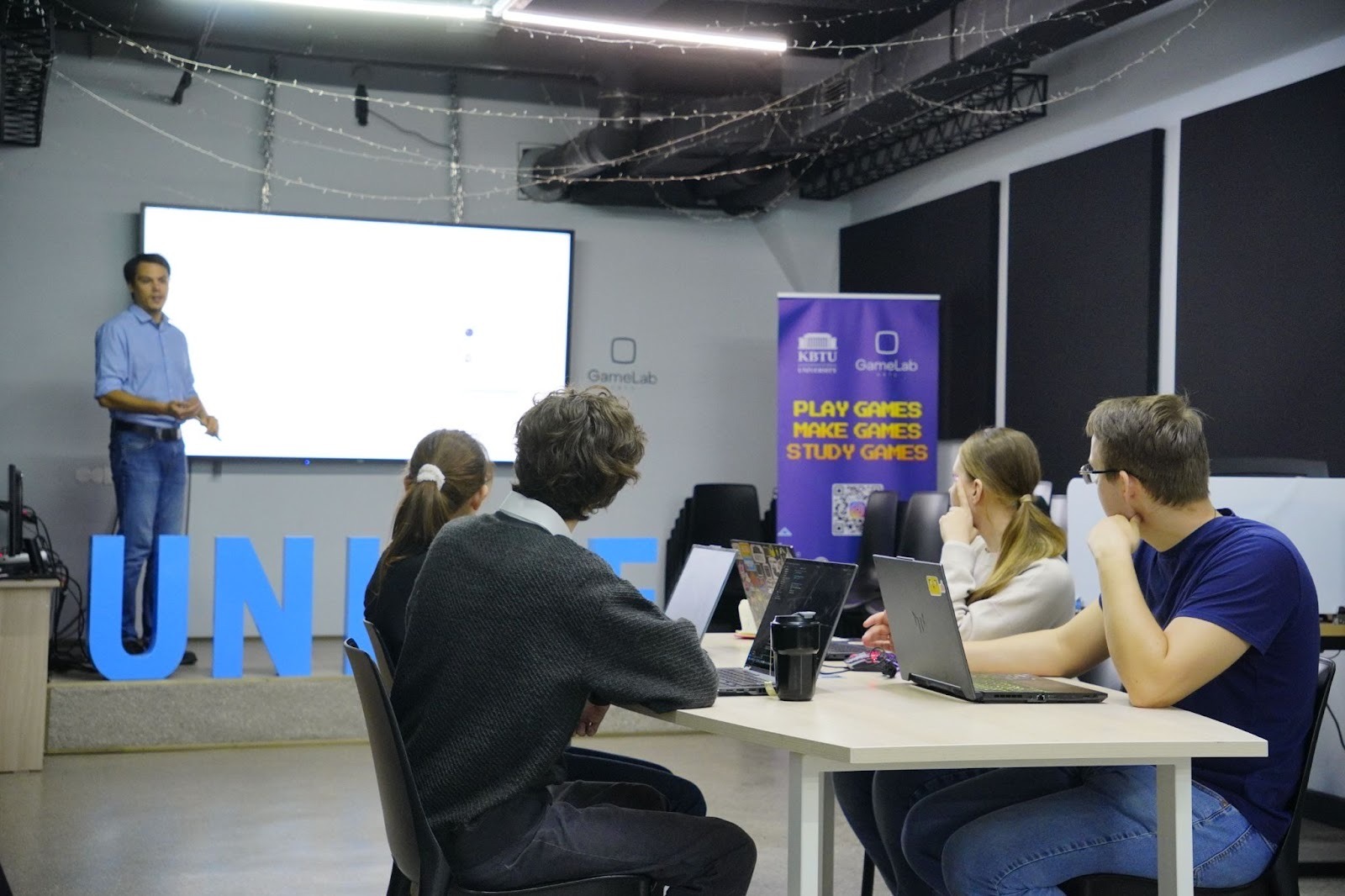 Photo: Students participating in the seminars as part of the courses.
