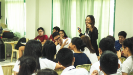 The founder of stock knowledge with students in a classroom